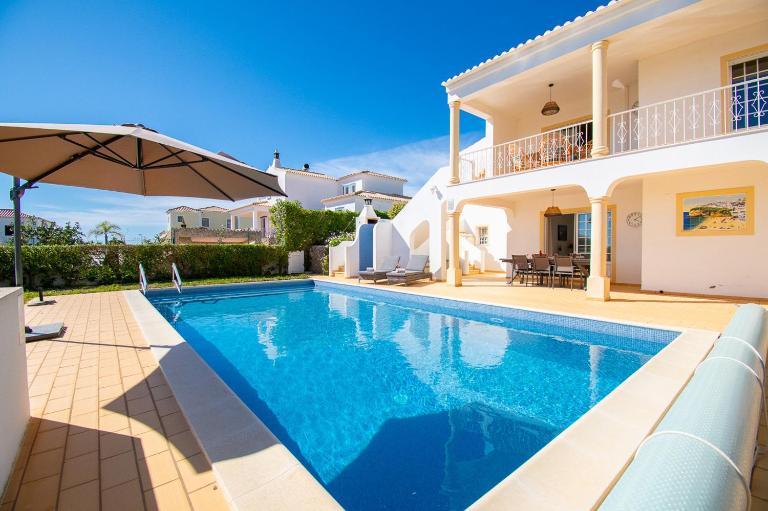 Casa Filipa Lower Floor - Charming 3-Bedroom Villa with Heated Pool - Bed and Breakfast Carvoeiro
