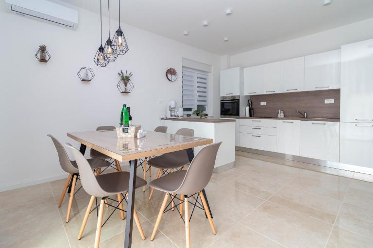 Apartment Vita Mare with pool near the beach - TA Leut Agency - Chambres d'hôtes Privlaka