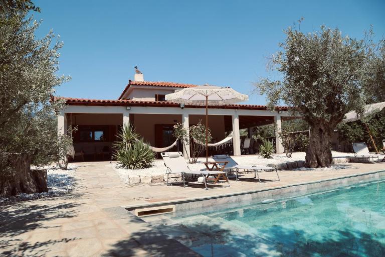 Iriti's Villa & Dahlia Studio - Bed and Breakfast Platanidia