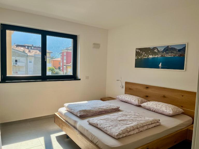 Emma`s Riva-Dream deluxe - sonnige 2-Zimmer-Wohnung mit privatem Parkplatz und Terrasse in Riva del Garda - B&B Riva del Garda