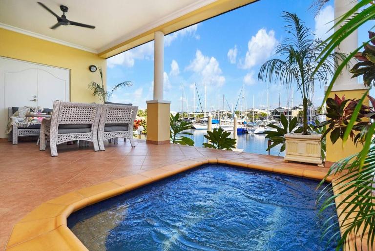 Villa Utopia on the Marina 3 Bed, 3 Bath - B&B Stradbroke