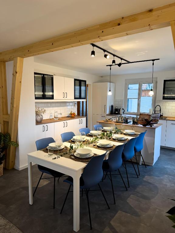 Modernes Ferienhaus mit Kochinsel, Garten, 2 Parkplätze inkl, 4-8 Pers - Bed and Breakfast Böblingen