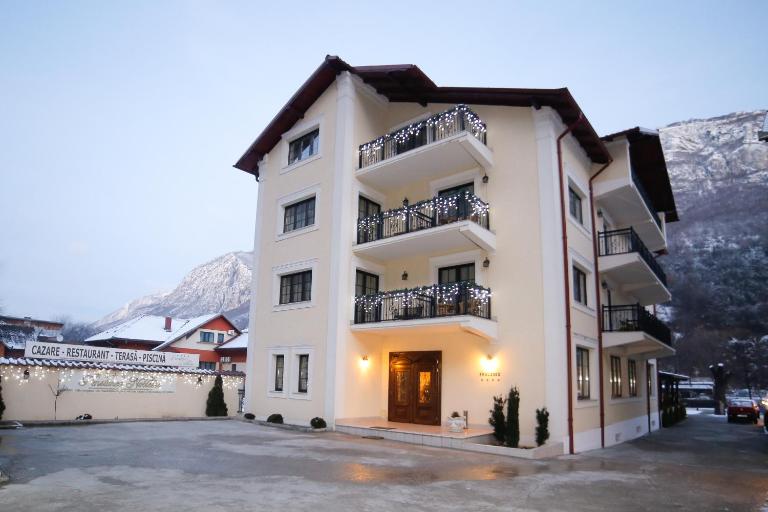 Pension Noblesse - Ferienwohnung Băile Herculane