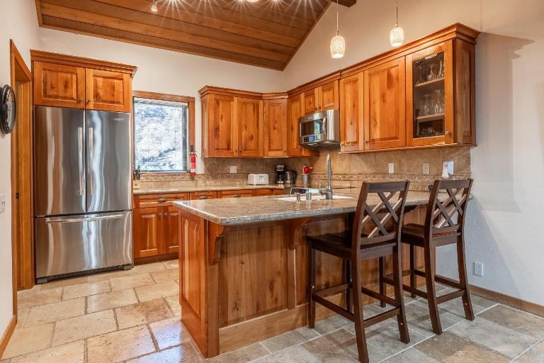 Snowcreek #482 - Updated ! 3 Bedroom + Loft, 2 Bathroom, Sleeps 10! - B&B Mammoth Lakes