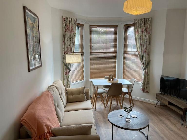 Flat 3, 297 Gillott Road, B16 0RT - B&B Birmingham