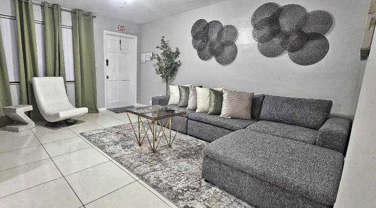 Big TV 2 Bedroom Apartment Cooper City - B&B Cooper City