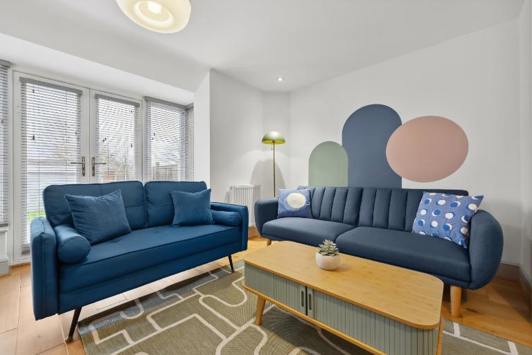 NEC Birmingham Airport Modern Village Retreat, Sleeps 7, Free Parking - B&B Hampton in Arden