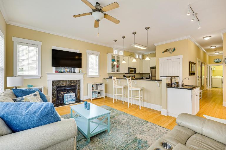 Walk to Beach: Coastal Carolina Home w/ Decks! - Bed and Breakfast Carolina Beach