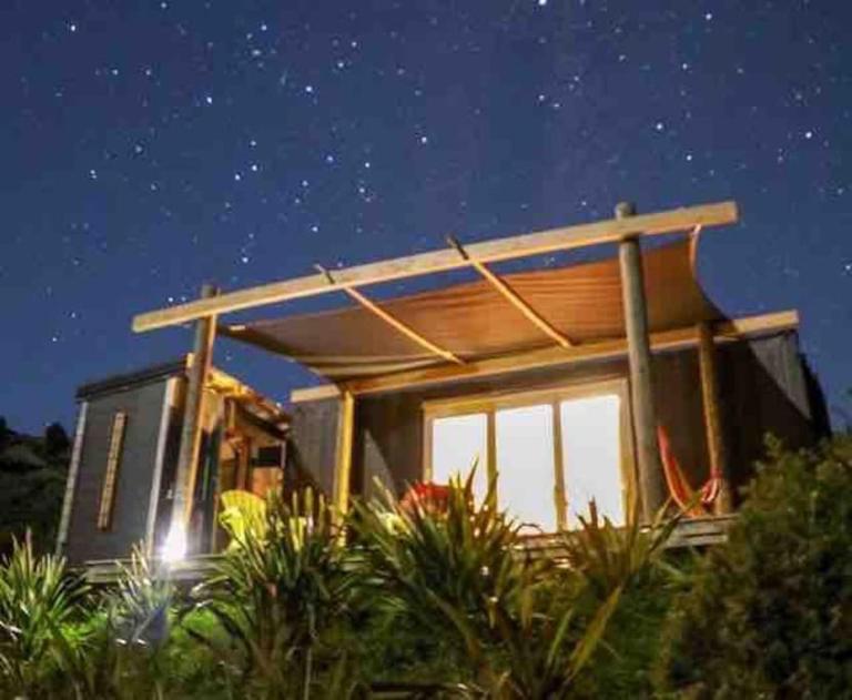 The 'Flax Pod' cabin in Pohara, amazing sea views - B&B Pohara