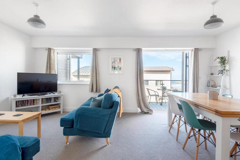 Spacious Flat Sea Views & Private Parking Fistral - B&B Newquay