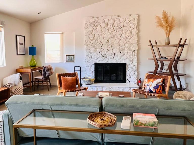 Cozy 2BR Home Hot Tub AC Sauna Fire Near Park - Chambres d'hôtes Joshua Tree