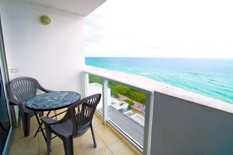 Castle 929 Stunning ocean view, pool, beach access, tennis, free parking - B&B Miami Beach