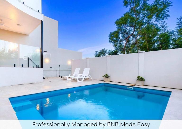 Heights of Luxury - Elite Contemporary Entertainer - B&B Wog Wog