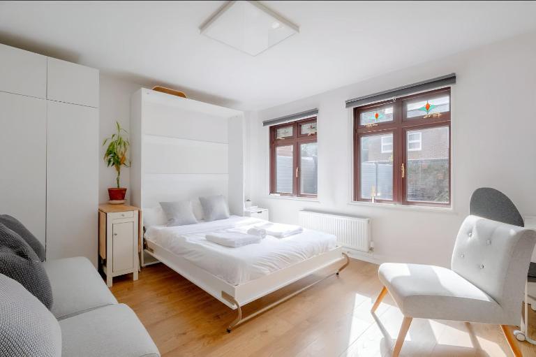 Modern Room with Bathroom & Garden in a Shared House - No Kitchen - Bed and Breakfast Londen
