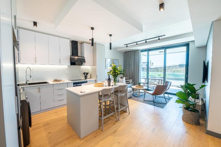 Designer Beachfront 2 bed with swimming pool in Blouberg, Cape Town- 02 Azul - Chambres d'hôtes Bloubergstrand