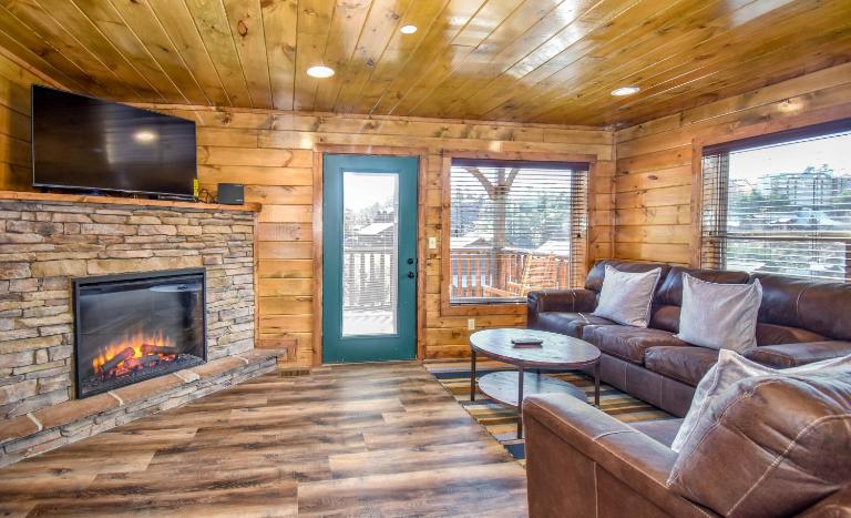 Luxury 5-BR Cabin Near Parkway and Dollywood with Game Room and Hot Tub - Ferienwohnung Pigeon Forge