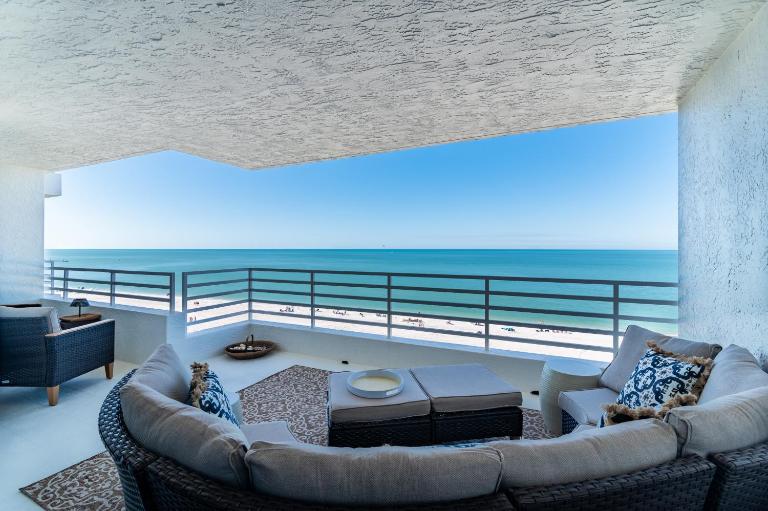 Beachfront Bliss: Charming 2-Bedroom South End Condo at Somerset Condominium - B&B Marco Island