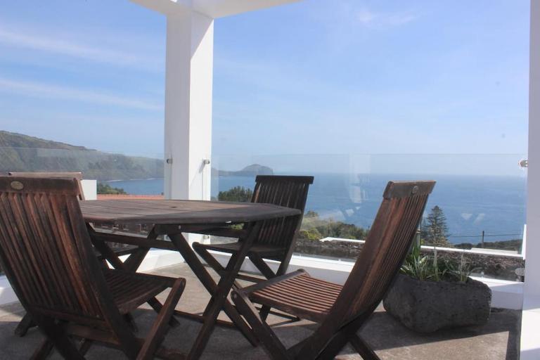 Sky T2, Vista Mar e Piscina em Varadouro, Faial - B&B Capelo