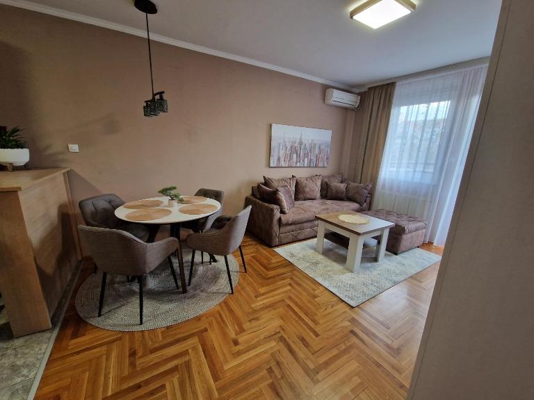 Lucky Clover - Free Gated Parking - B&B Novi Sad