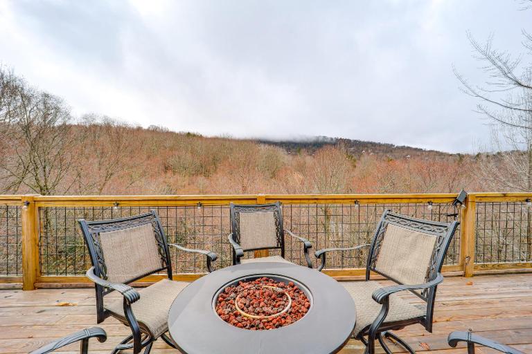 Hike, Ski & Soak: Beech Mtn Home w/ Views, Hot Tub - B&B Beech Mountain