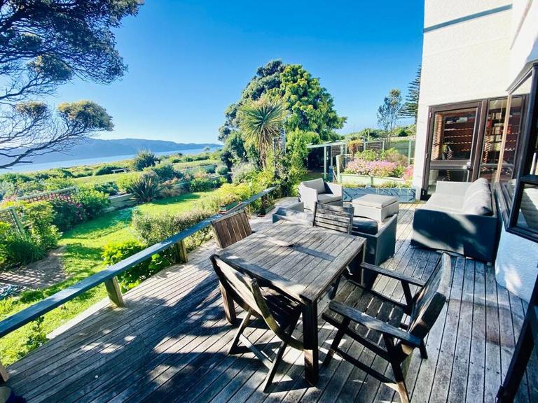 Sandwalk - big, bold, beachfront - B&B Paraparaumu