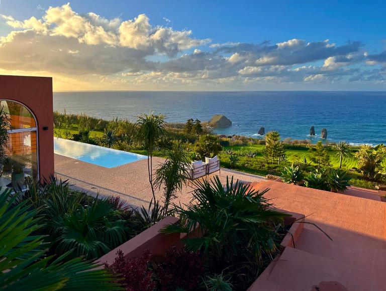 Villa Anna Splendid Sunset Ocean Front - Bed and Breakfast Mosteiros