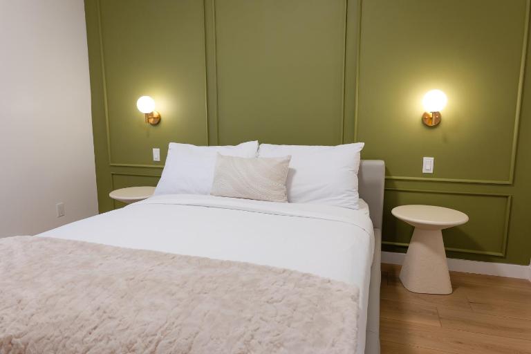 #5 - Spacious 3Bds - Self Check in - Plateau - St-Denis - AC - TV - B&B Montreal
