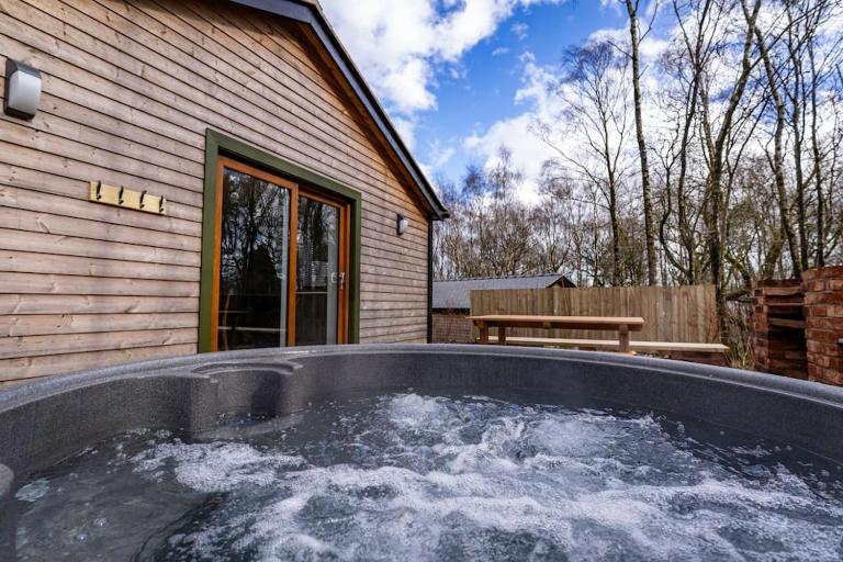 Ashenhurst, woodland lodge with hot tub for 4 - B&B Oakamoor