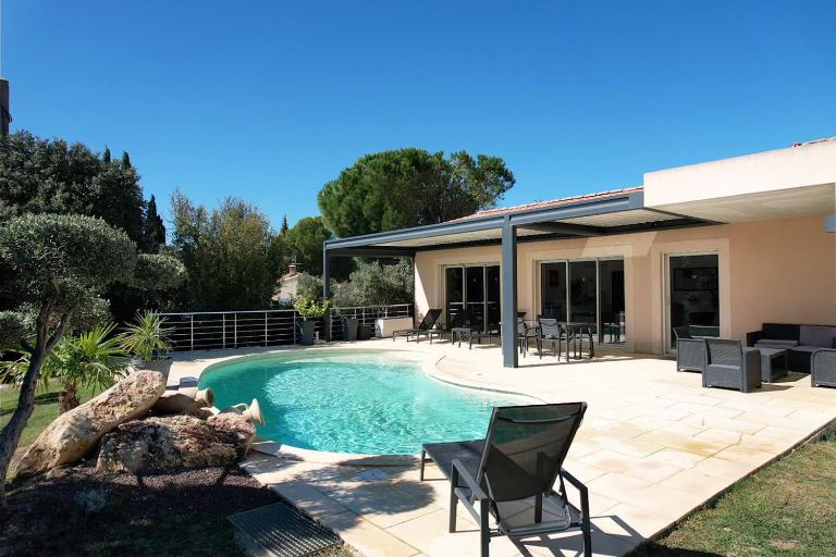 very pretty contemporary villa with pool located in Aureille in the alpilles, close to the center on foot. sleeps 4. - Bed and Breakfast Aureille