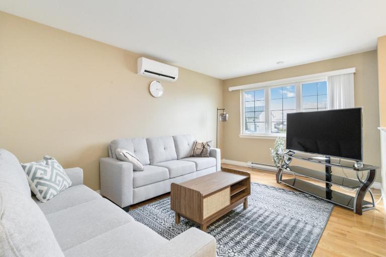 Comfortable, Spacious 3 bedroom Home - B&B Moncton