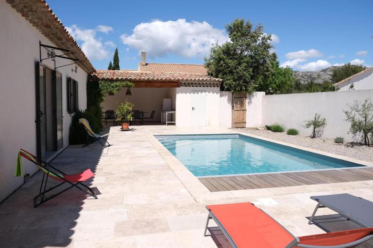 charming vacation rental with heated pool at the foot of the alpilles, in aureille, close to the center of the village on foot, sleeps 6/8 people in provence. - Bed and Breakfast Aureille