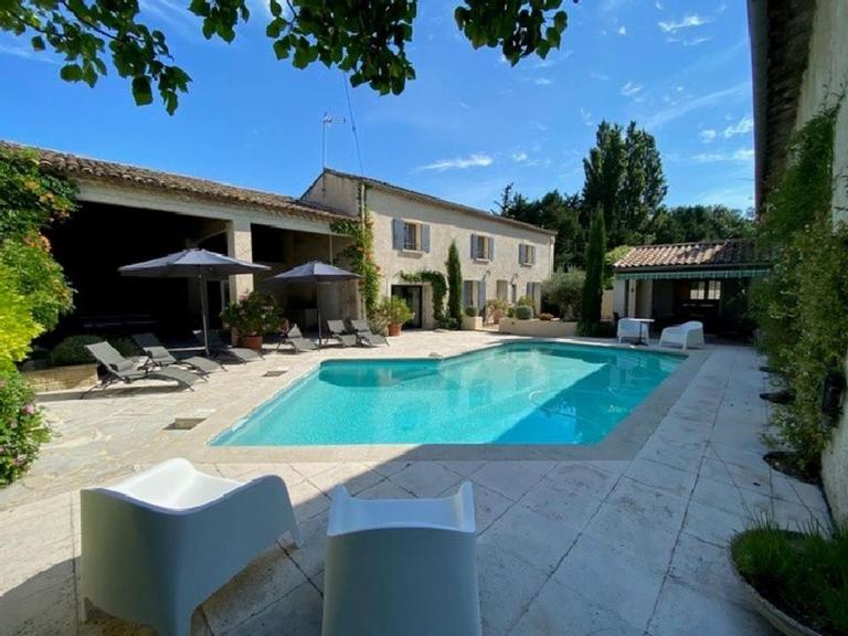 authentic provencal mas with pool, in the countryside of the village of sénas, close to the luberon and the alpilles, sleeps 8. - Bed and Breakfast Sénas