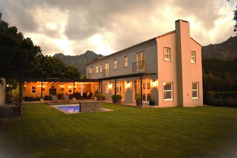 Mountain view home in exclusive security estate, Hout Bay, Cape Town - B&B Cape Town