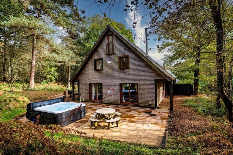 Stanton, woodland lodge with hot tub for 14 - B&B Oakamoor
