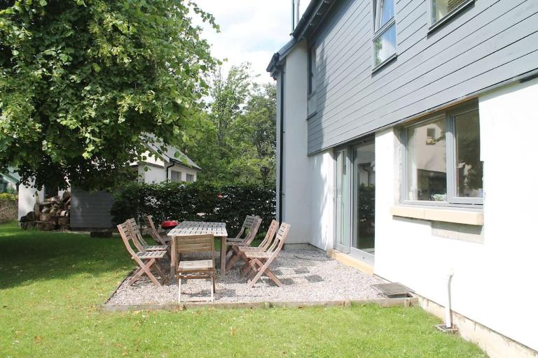 Bright, contemporary house & large private garden - B&B Strathpeffer