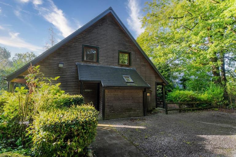 Weaver, woodland lodge with hot tub for 12 - B&B Oakamoor