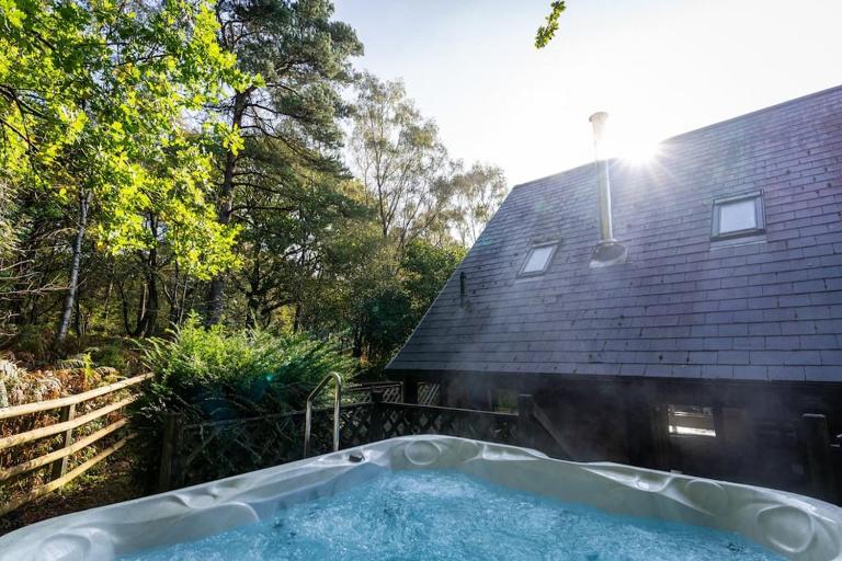 Dimmingsdale, woodland lodge with hot tub for 8 - B&B Oakamoor
