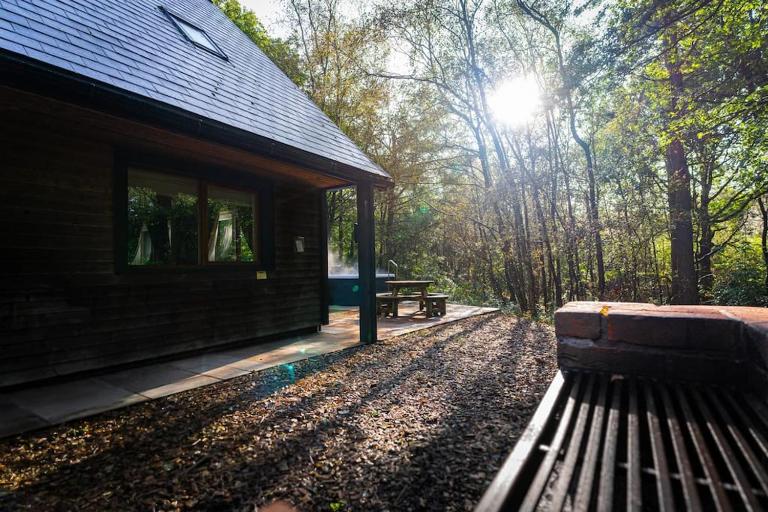 Denstone, woodland lodge with hot tub for 8 - B&B Oakamoor