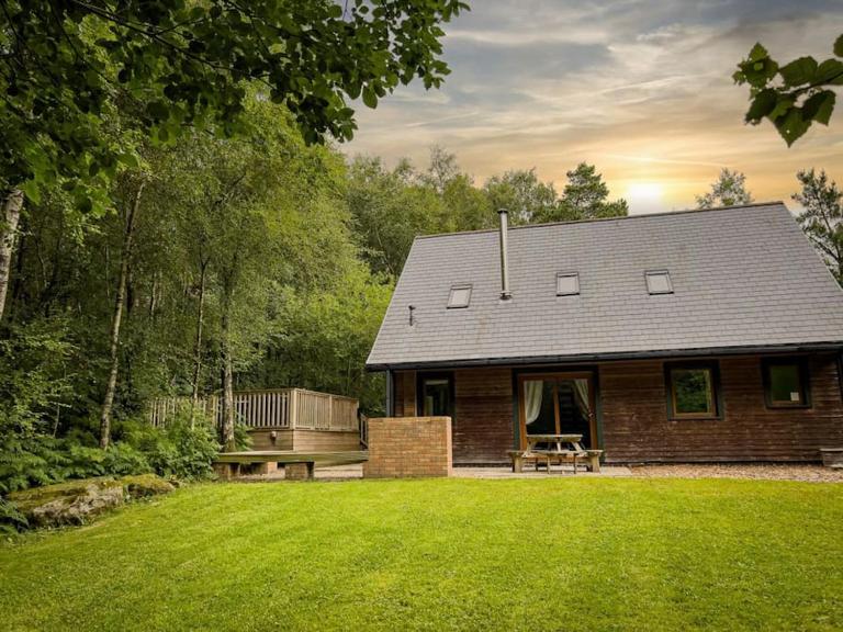 Wootton, woodland lodge with hot tub for 8 - B&B Oakamoor