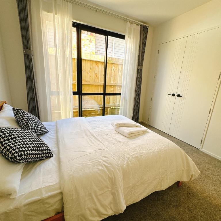 Room at Brand new house at Lincoln Road - B&B Auckland