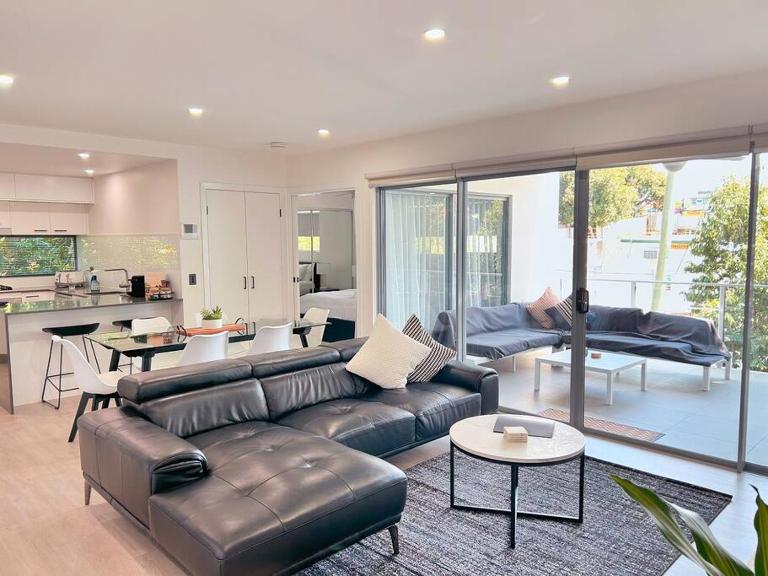 Spacious & Modern Apt Close to City & Airport - B&B Brisbane
