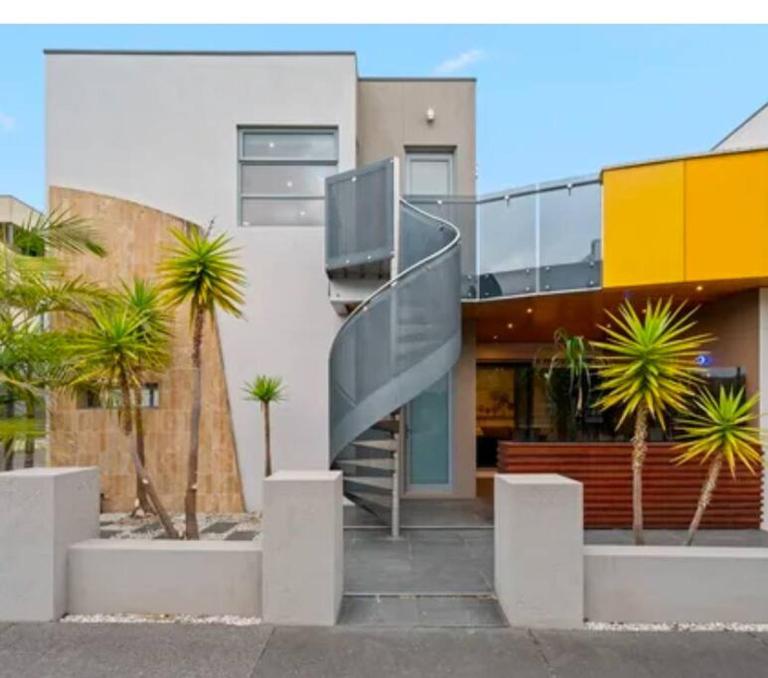 Entire studio with balcony - B&B Melbourne