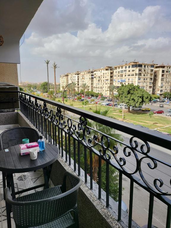 Entire 3BDR apartment at prime location with wifi and garden view near CAI airport - Ferienwohnung Kairo