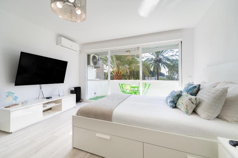 Moderno estudio y piscina a 50 metros de la playa - B&B Marbella