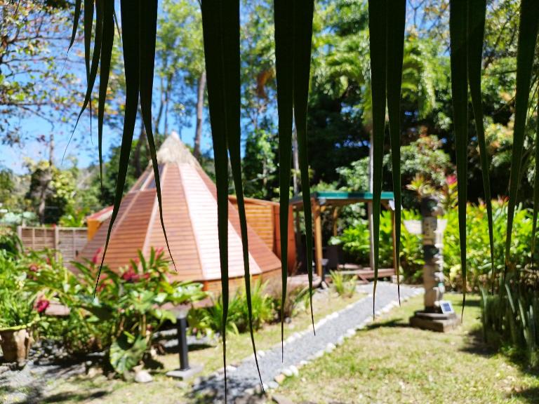 Gite du Manial Tipi bois Danse du Soleil - B&B Pointe-Noire