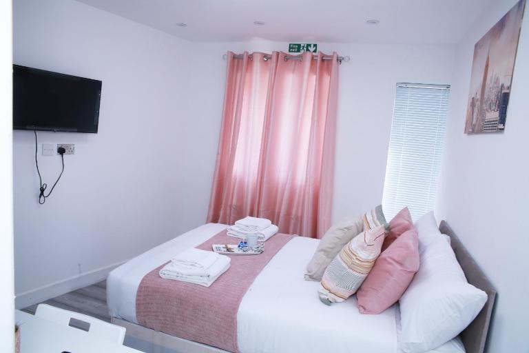 Harrow Luxury flat With free parking. - Bed and Breakfast Londen