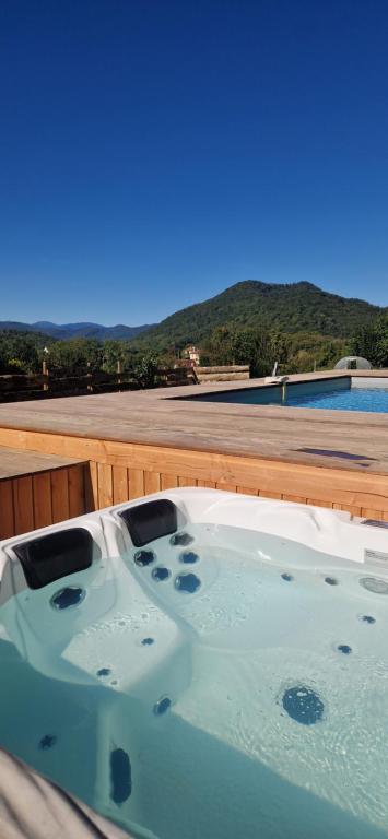 Accords Pyrénées - Vue Pyrénées - Piscine et spa - classé 4 étoiles - B&B Estadens