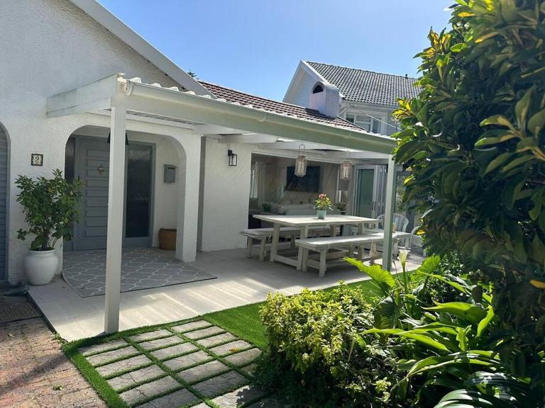 Holiday Home -On Leisure Isle near Bollard Bay - Chambres d'hôtes Knysna