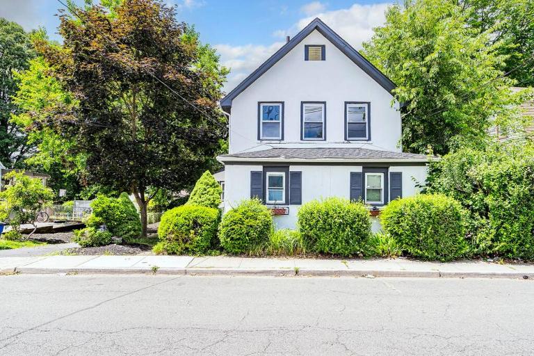 Two-Bedroom Home 25 min to NYC free parking-UNIT-2 - B&B Teaneck