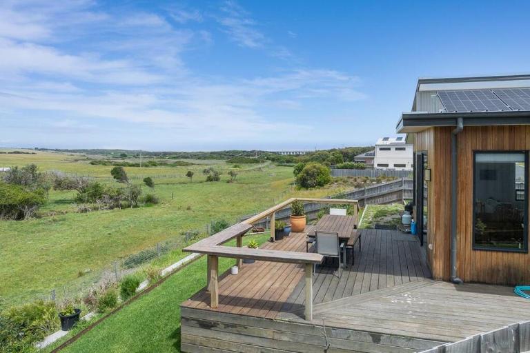 Modern Coastal Escape - Pet Friendly with Fireplace - B&B Kilcunda